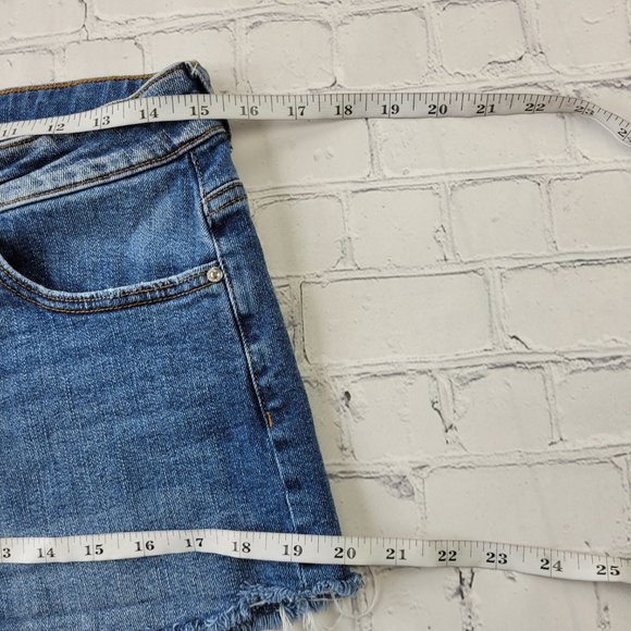 Zara Woman’s blue Pearl embroidered 2” jean shorts size 8 - Picture 7 of 12